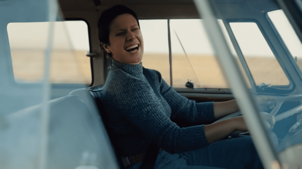 IA da cantora Elis Regina dirigindo um veículo